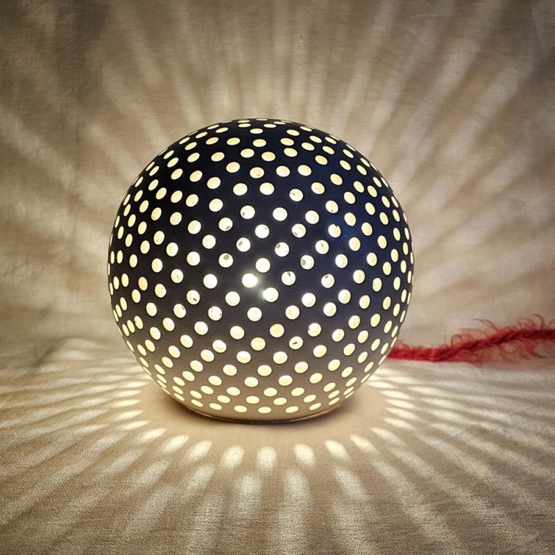 Lampada a sfera con finitura opaca