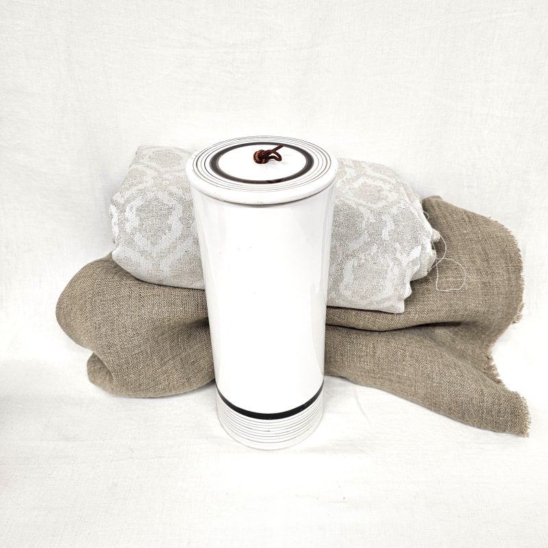 Vaso in smalto avorio decorato a righe con coperchio